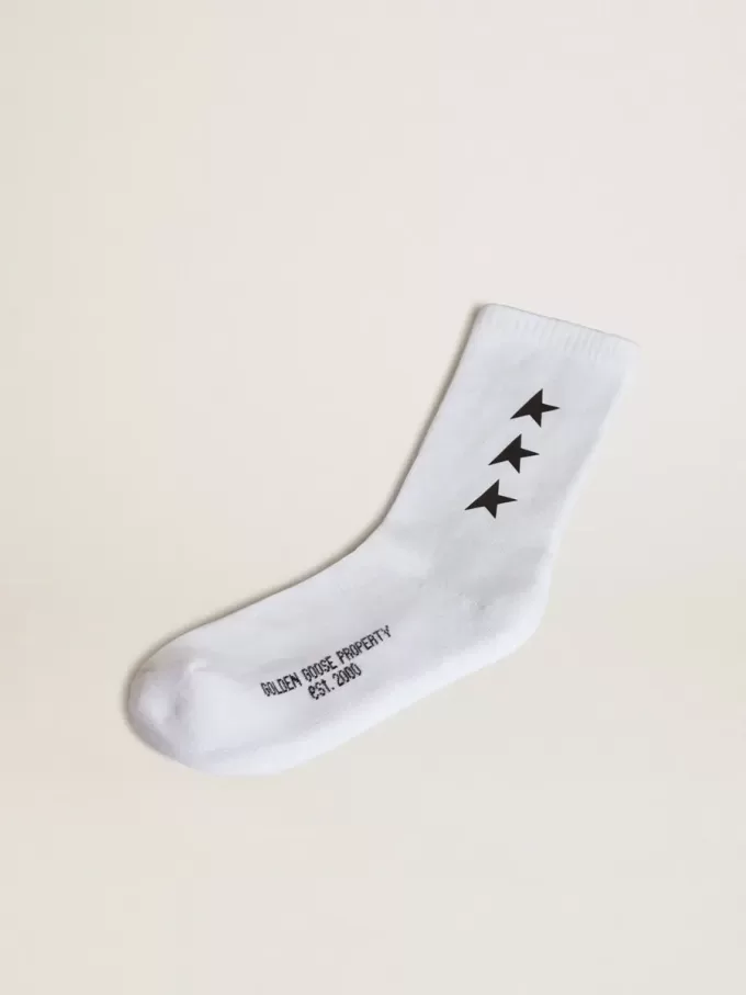Getragene weiße Socken mit kontrastierenden schwarzen Sternen