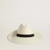 Goldener Fedora-Hut aus weißem Stroh mit schwarzem Band und Meeresprint unter der Krempe Goldener Fedora-Hut aus weißem Stroh mit schwarzem Band und Meeresprint unter der Krempe
