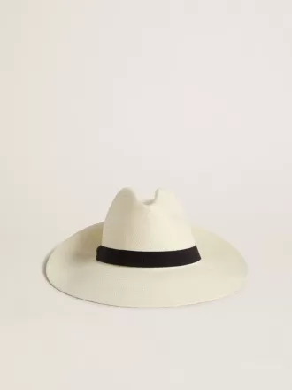Goldener Fedora-Hut aus weißem Stroh mit schwarzem Band und Meeresprint unter der Krempe Goldener Fedora-Hut aus weißem Stroh mit schwarzem Band und Meeresprint unter der Krempe