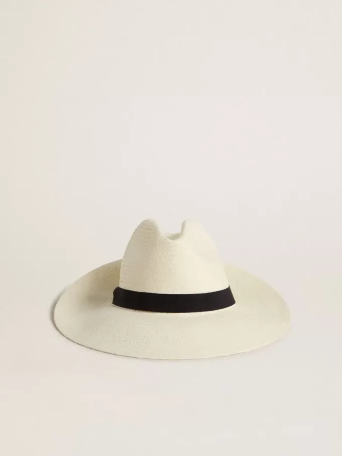 Goldener Fedora-Hut aus weißem Stroh mit schwarzem Band und Meeresprint unter der Krempe Goldener Fedora-Hut aus weißem Stroh mit schwarzem Band und Meeresprint unter der Krempe
