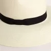 Goldener Fedora-Hut aus weißem Stroh mit schwarzem Band und Meeresprint unter der Krempe Goldener Fedora-Hut aus weißem Stroh mit schwarzem Band und Meeresprint unter der Krempe