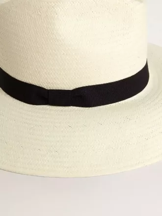 Goldener Fedora-Hut aus weißem Stroh mit schwarzem Band und Meeresprint unter der Krempe Goldener Fedora-Hut aus weißem Stroh mit schwarzem Band und Meeresprint unter der Krempe