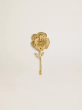 Goldfarbene Brosche mit Blumenmuster