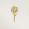 Goldfarbene Brosche mit Blumenmuster