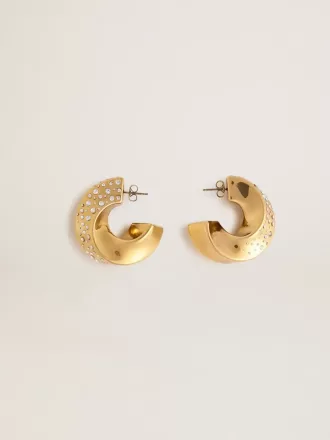 Goldfarbene Creolen mit Kristallen