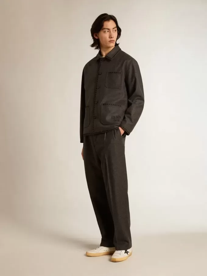 Grau melierte Wolljacke mit Knopfverschluss Grau melierte Wolljacke mit Knopfverschluss