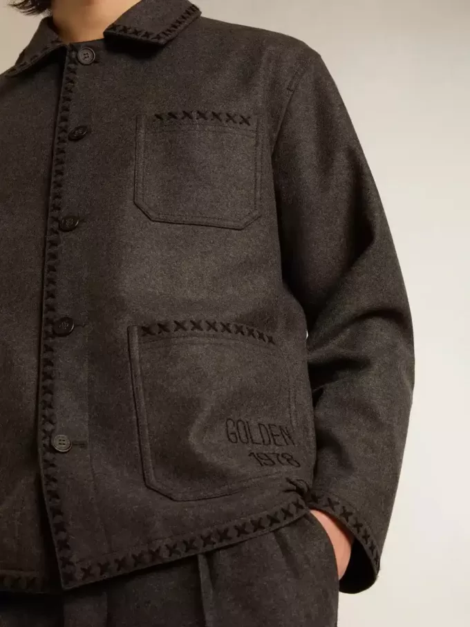 Grau melierte Wolljacke mit Knopfverschluss Grau melierte Wolljacke mit Knopfverschluss