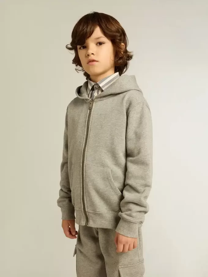Grau meliertes Kapuzensweatshirt mit Aufdruck auf der Rückseite