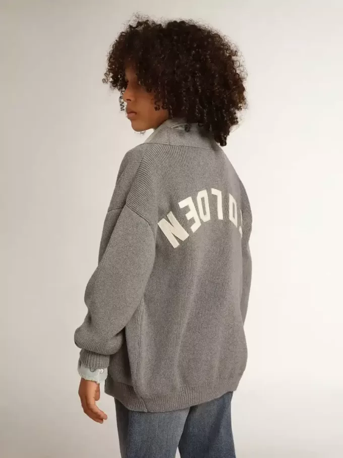 Graue Baumwollstrickjacke mit Logo auf der Rückseite Graue Baumwollstrickjacke mit Logo auf der Rückseite