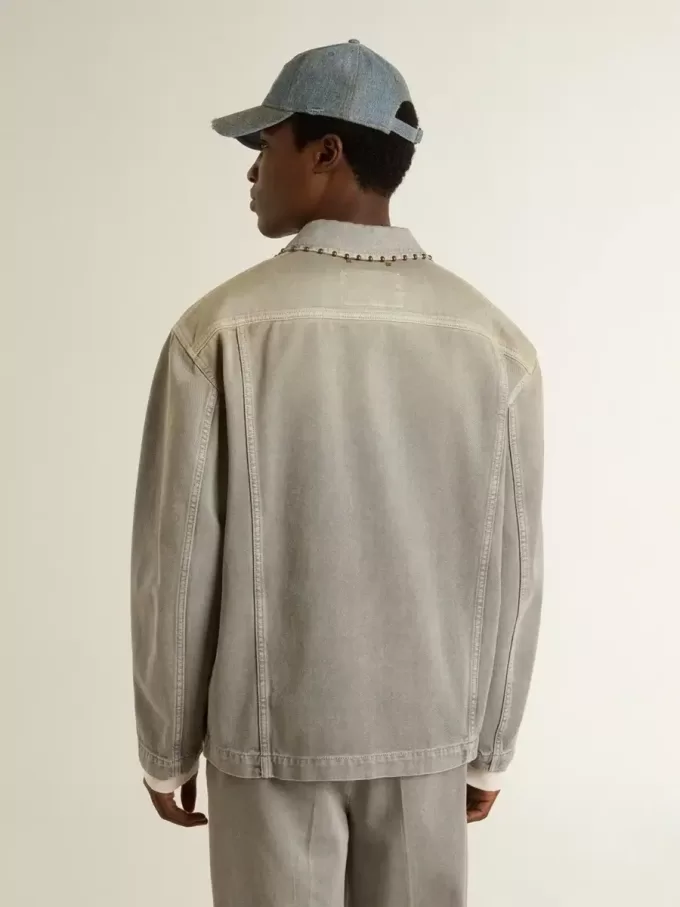 Graue Herren-Jeansjacke mit Nieten Graue Herren-Jeansjacke mit Nieten