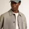 Graue Herren-Jeansjacke mit Nieten Graue Herren-Jeansjacke mit Nieten