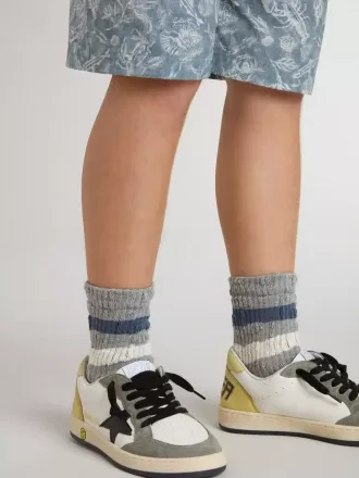 Graue Kindersocken mit Used-Details und Streifen in Altweiß und Blau