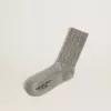 Graue Socken mit Kristallen am Schaft