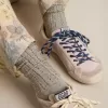 Graue Socken mit Kristallen am Schaft