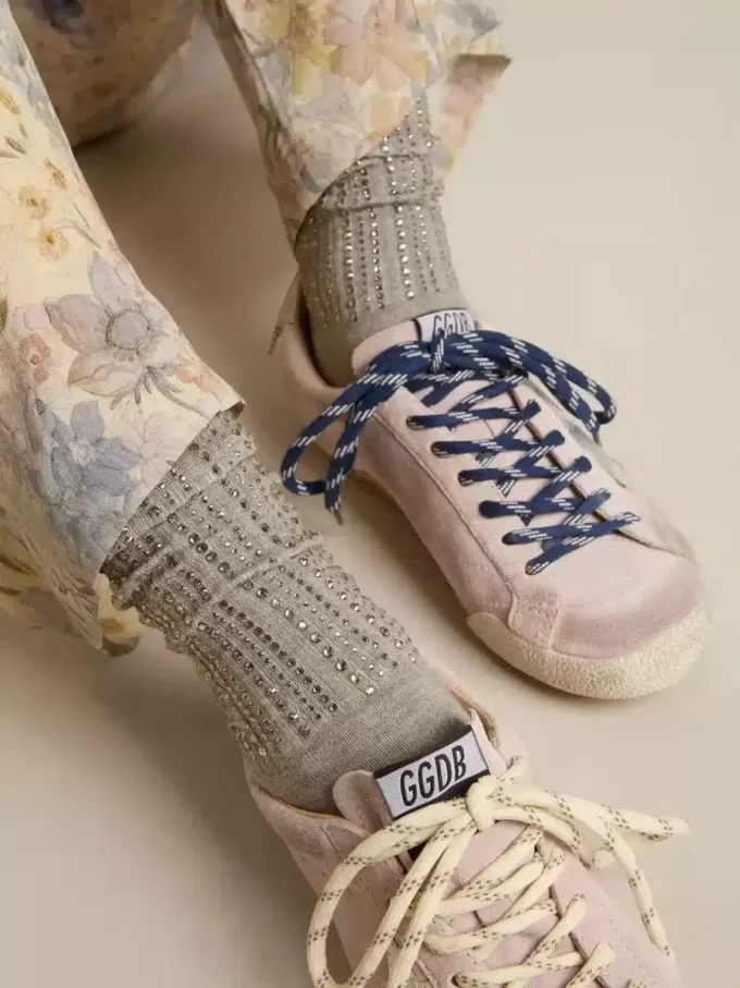 Graue Socken mit Kristallen am Schaft