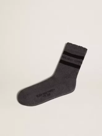 Graue Socken mit Used-Details und schwarzen Streifen