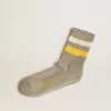Graue Socken mit Used-Look-Details und gelben und weißen Streifen