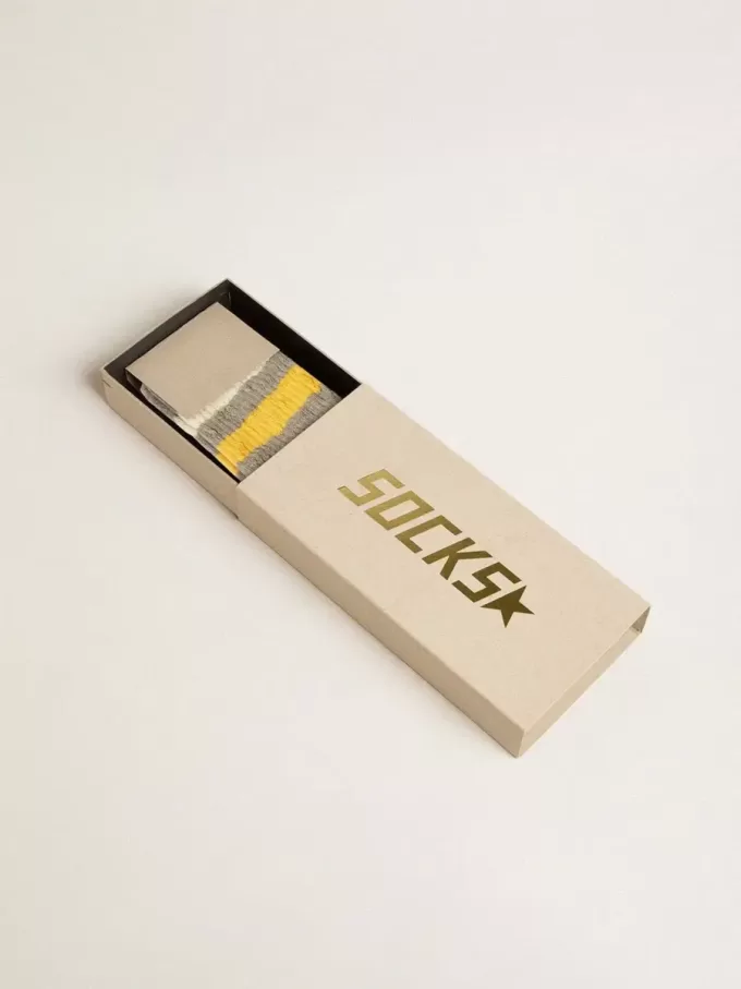 Graue Socken mit Used-Look-Details und gelben und weißen Streifen