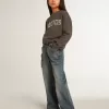 Graues Sweatshirt im Used-Look mit Kristallbeschriftung