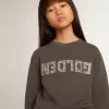 Graues Sweatshirt im Used-Look mit Kristallbeschriftung