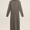 Graumeliertes Wollkleid mit Rippstruktur und hohem Kragen Graumeliertes Wollkleid mit Rippstruktur und hohem Kragen