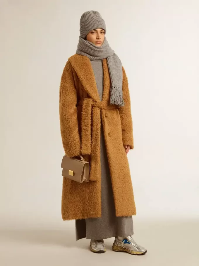Graumeliertes Wollkleid mit Rippstruktur und hohem Kragen Graumeliertes Wollkleid mit Rippstruktur und hohem Kragen