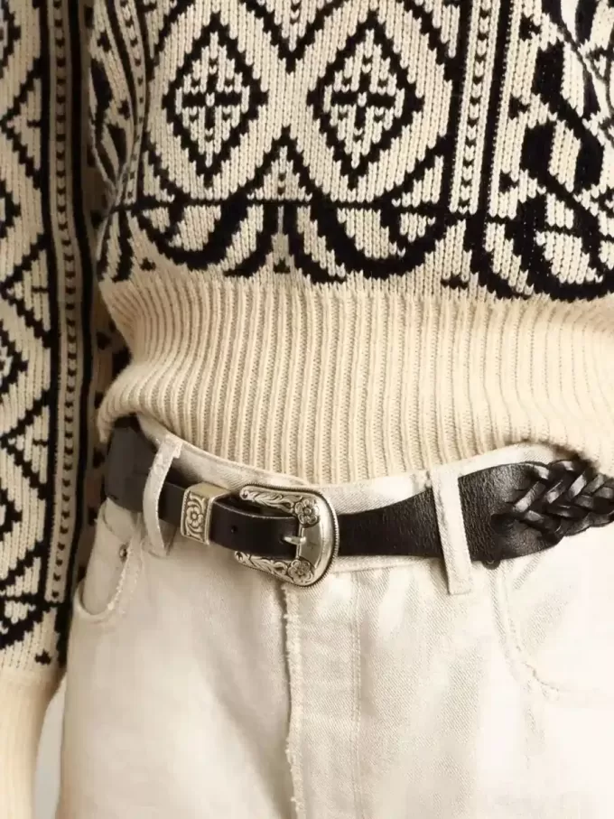 Gürtel aus schwarzem geflochtenem Leder mit silberfarbener Schnalle Gürtel aus schwarzem geflochtenem Leder mit silberfarbener Schnalle
