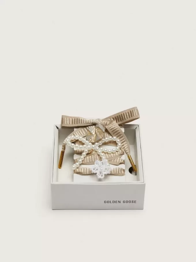 Hautfarbene „Sparkling”-Beige bestickte Schnürsenkel mit applizierten Perlenanhängern und goldenem Anhänger Hautfarbene „Sparkling”-Beige bestickte Schnürsenkel mit applizierten Perlenanhängern und goldenem Anhänger