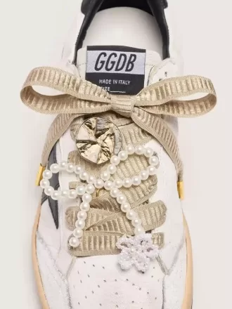 Hautfarbene „Sparkling”-Beige bestickte Schnürsenkel mit applizierten Perlenanhängern und goldenem Anhänger Hautfarbene „Sparkling”-Beige bestickte Schnürsenkel mit applizierten Perlenanhängern und goldenem Anhänger