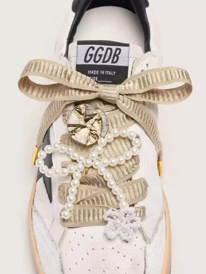 Hautfarbene „Sparkling”-Beige bestickte Schnürsenkel mit applizierten Perlenanhängern und goldenem Anhänger Hautfarbene „Sparkling”-Beige bestickte Schnürsenkel mit applizierten Perlenanhängern und goldenem Anhänger