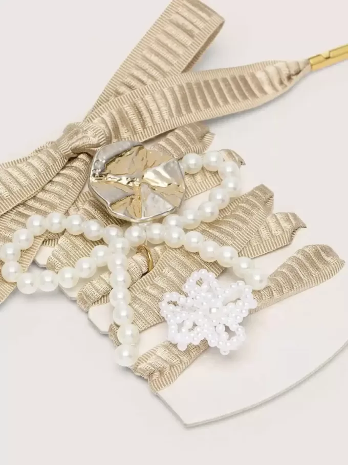Hautfarbene „Sparkling”-Beige bestickte Schnürsenkel mit applizierten Perlenanhängern und goldenem Anhänger Hautfarbene „Sparkling”-Beige bestickte Schnürsenkel mit applizierten Perlenanhängern und goldenem Anhänger
