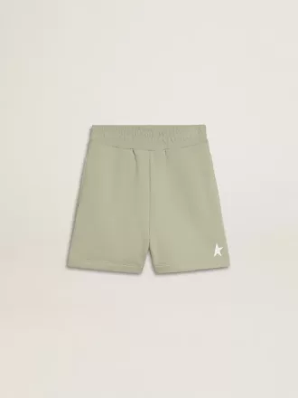 Hellgrüne Shorts mit weißem Stern