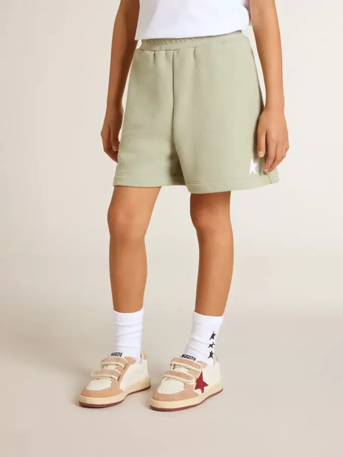 Hellgrüne Shorts mit weißem Stern Hellgrüne Shorts mit weißem Stern