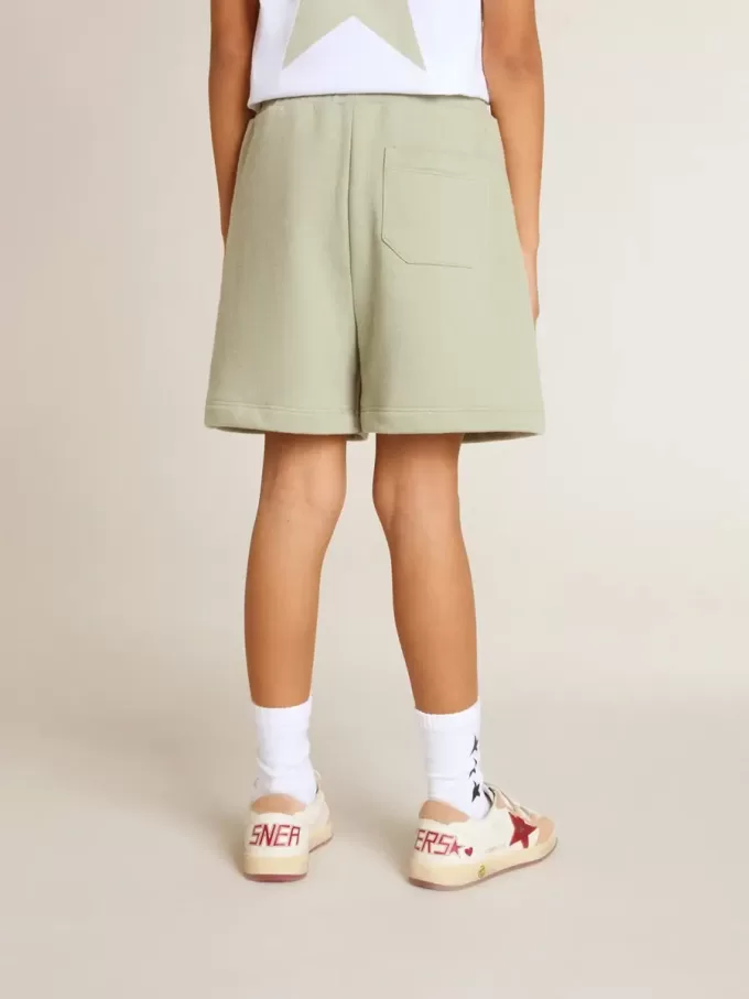 Hellgrüne Shorts mit weißem Stern Hellgrüne Shorts mit weißem Stern