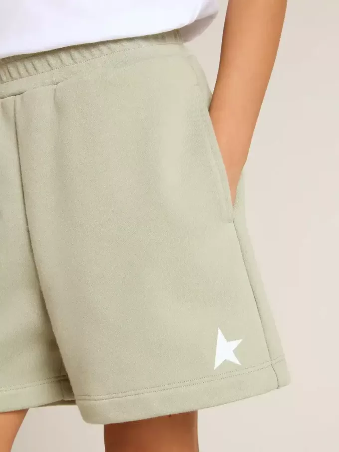 Hellgrüne Shorts mit weißem Stern Hellgrüne Shorts mit weißem Stern
