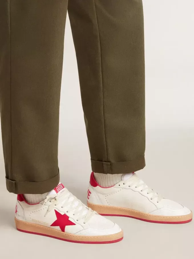 Herren Ball Star Wishes aus weißem Leder mit rotem Stern und Fersenlasche Herren Ball Star Wishes aus weißem Leder mit rotem Stern und Fersenlasche