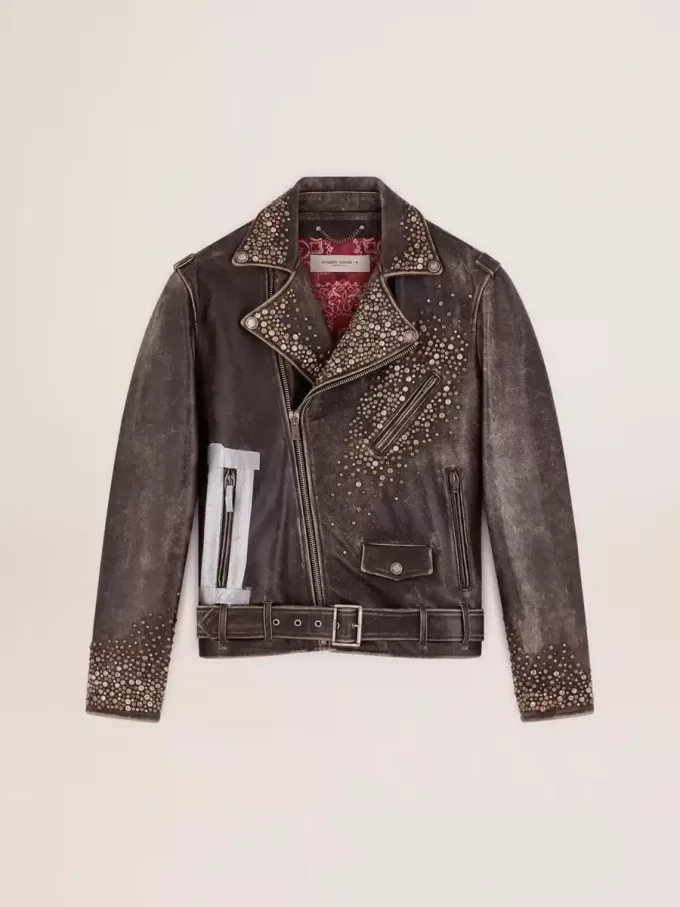 Herren-Bikerjacke aus Leder mit gehämmerten Nieten und Klebeband Herren-Bikerjacke aus Leder mit gehämmerten Nieten und Klebeband