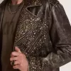 Herren-Bikerjacke aus Leder mit gehämmerten Nieten und Klebeband Herren-Bikerjacke aus Leder mit gehämmerten Nieten und Klebeband