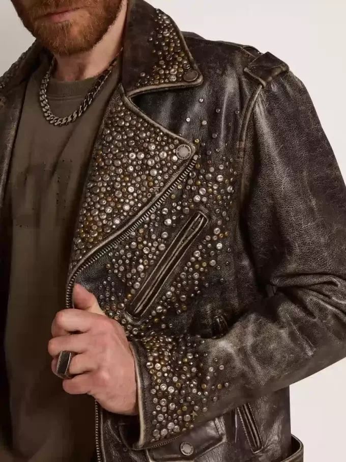 Herren-Bikerjacke aus Leder mit gehämmerten Nieten und Klebeband Herren-Bikerjacke aus Leder mit gehämmerten Nieten und Klebeband