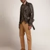 Herren-Bikerjacke aus Leder mit gehämmerten Nieten und Klebeband Herren-Bikerjacke aus Leder mit gehämmerten Nieten und Klebeband