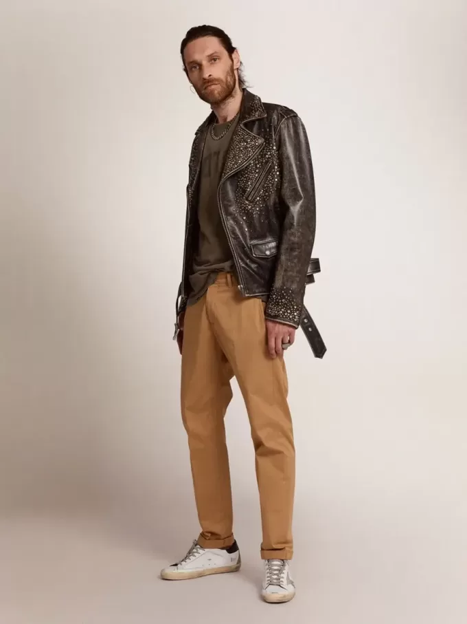 Herren-Bikerjacke aus Leder mit gehämmerten Nieten und Klebeband Herren-Bikerjacke aus Leder mit gehämmerten Nieten und Klebeband