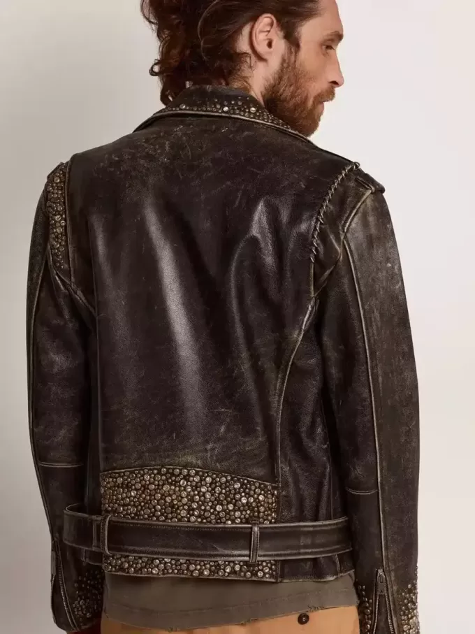 Herren-Bikerjacke aus Leder mit gehämmerten Nieten und Klebeband Herren-Bikerjacke aus Leder mit gehämmerten Nieten und Klebeband