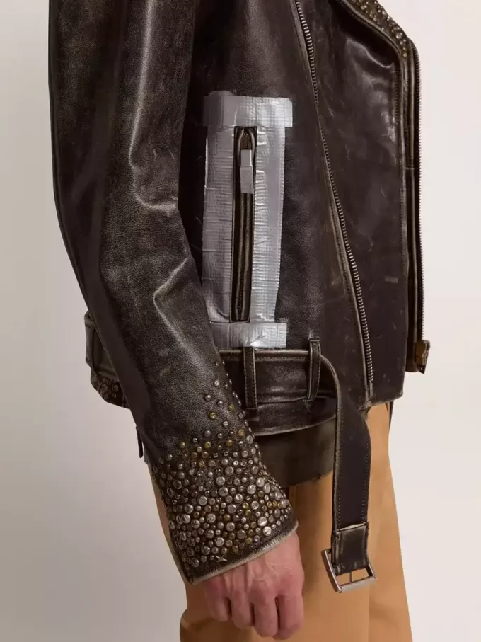 Herren-Bikerjacke aus Leder mit gehämmerten Nieten und Klebeband Herren-Bikerjacke aus Leder mit gehämmerten Nieten und Klebeband