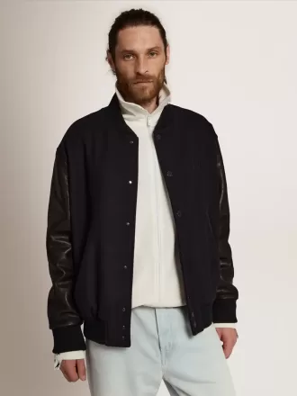 Herren-Bomberjacke aus dunkelblauer Wolle mit Lederärmeln Herren-Bomberjacke aus dunkelblauer Wolle mit Lederärmeln