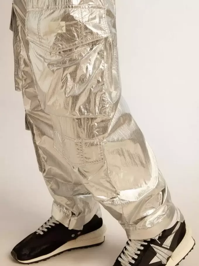 Herren-Cargohose aus silbernem Funktionsstoff Herren-Cargohose aus silbernem Funktionsstoff