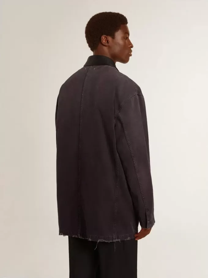 Herren-Jeansjacke mit Used-Details und Lederkragen Herren-Jeansjacke mit Used-Details und Lederkragen