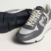 Herren-Laufsohle aus grauem Nylon und schwarzem Nappaleder mit schwarzem Wildlederstern Herren-Laufsohle aus grauem Nylon und schwarzem Nappaleder mit schwarzem Wildlederstern