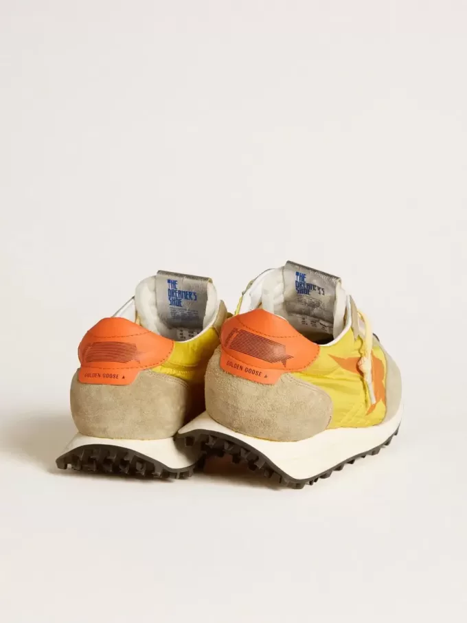 Herren-Marathon mit gelbem Nylon-Obermaterial und orangefarbenem Stern