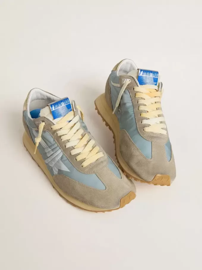 Herren-Marathon mit hellblauem Nylon-Obermaterial und pastellblauem Stern Herren-Marathon mit hellblauem Nylon-Obermaterial und pastellblauem Stern