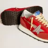Herren-Marathon mit rotem Nylon-Obermaterial und silbernem Stern Herren-Marathon mit rotem Nylon-Obermaterial und silbernem Stern